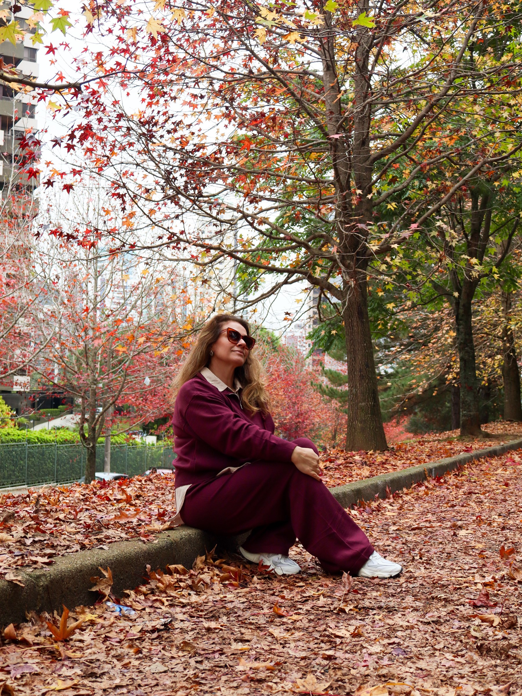 Retrato entre árvores vermelhas fotografado por Maria Helena — fotografia 3 de 8
