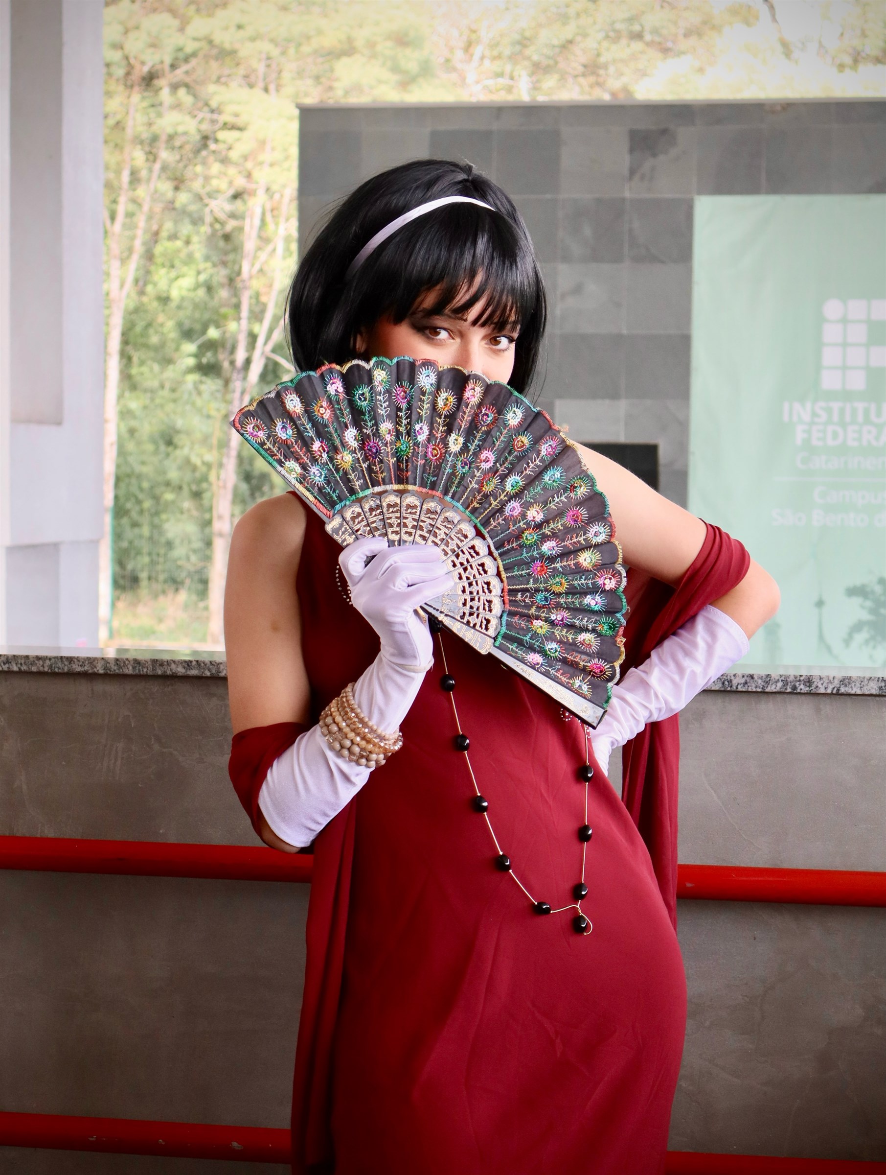 Retrato teatral em vestido vermelho fotografado por Maria Helena — fotografia 1 de 11