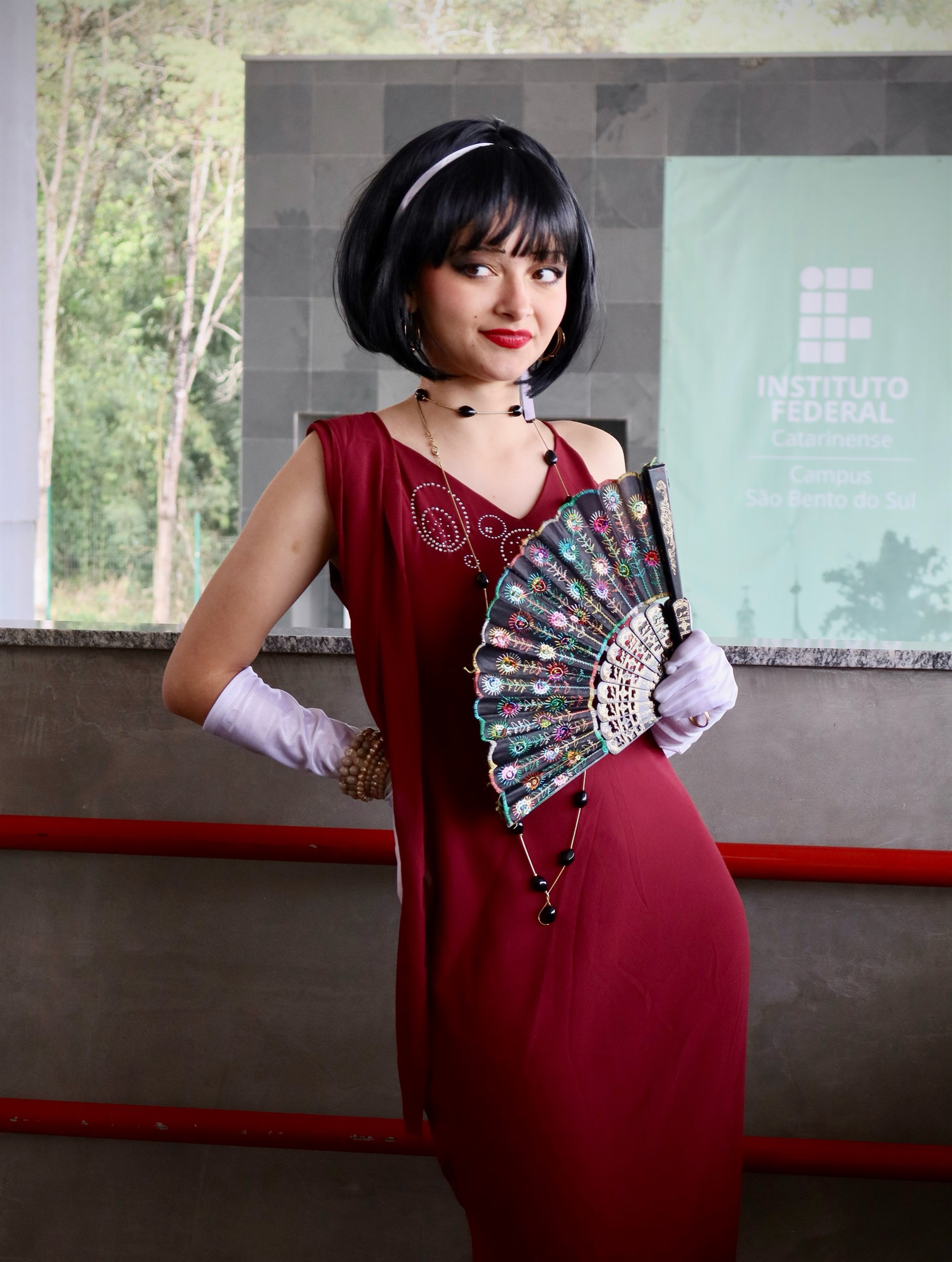 Retrato teatral em vestido vermelho fotografado por Maria Helena — fotografia 3 de 11