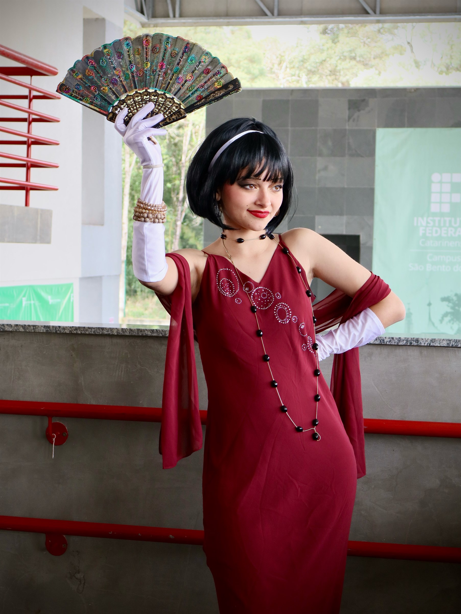 Retrato teatral em vestido vermelho fotografado por Maria Helena — fotografia 4 de 11