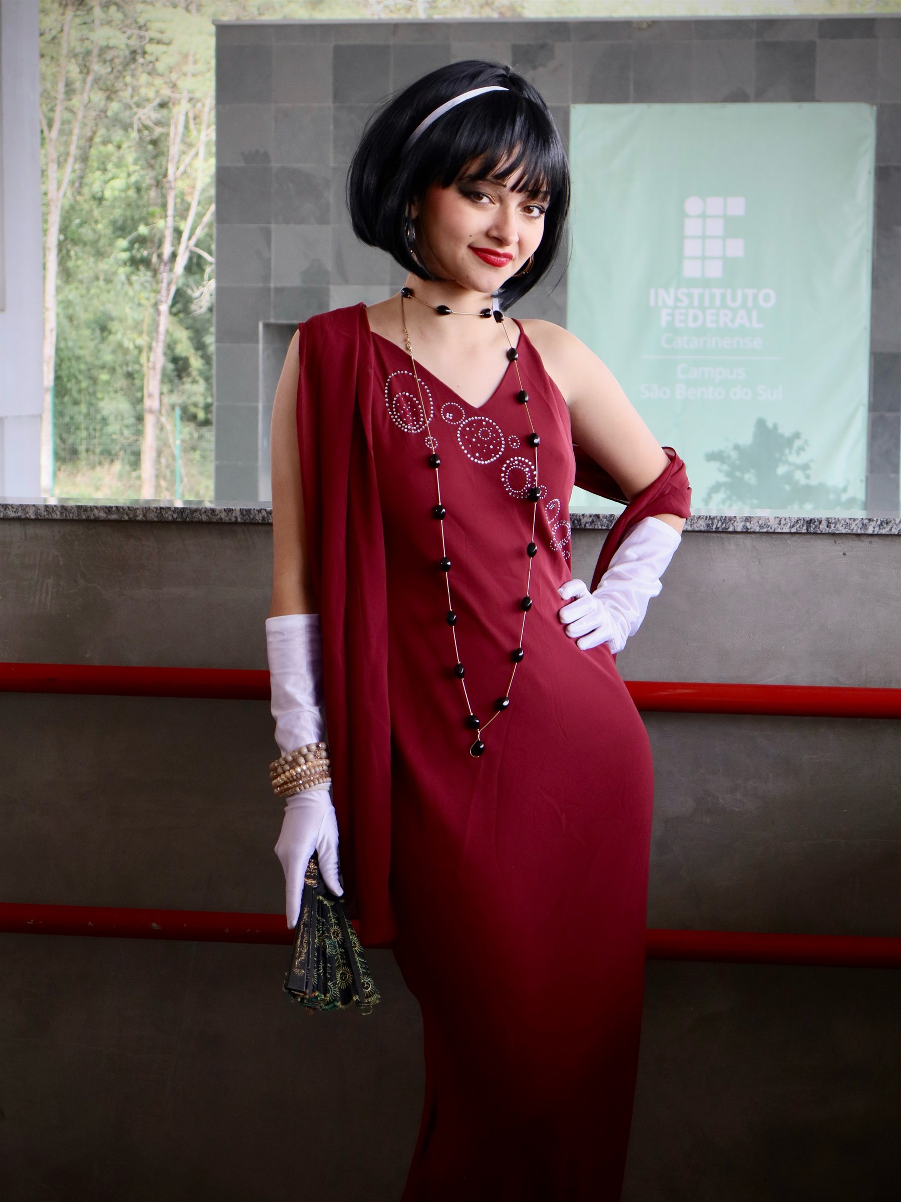 Retrato teatral em vestido vermelho fotografado por Maria Helena — fotografia 5 de 11