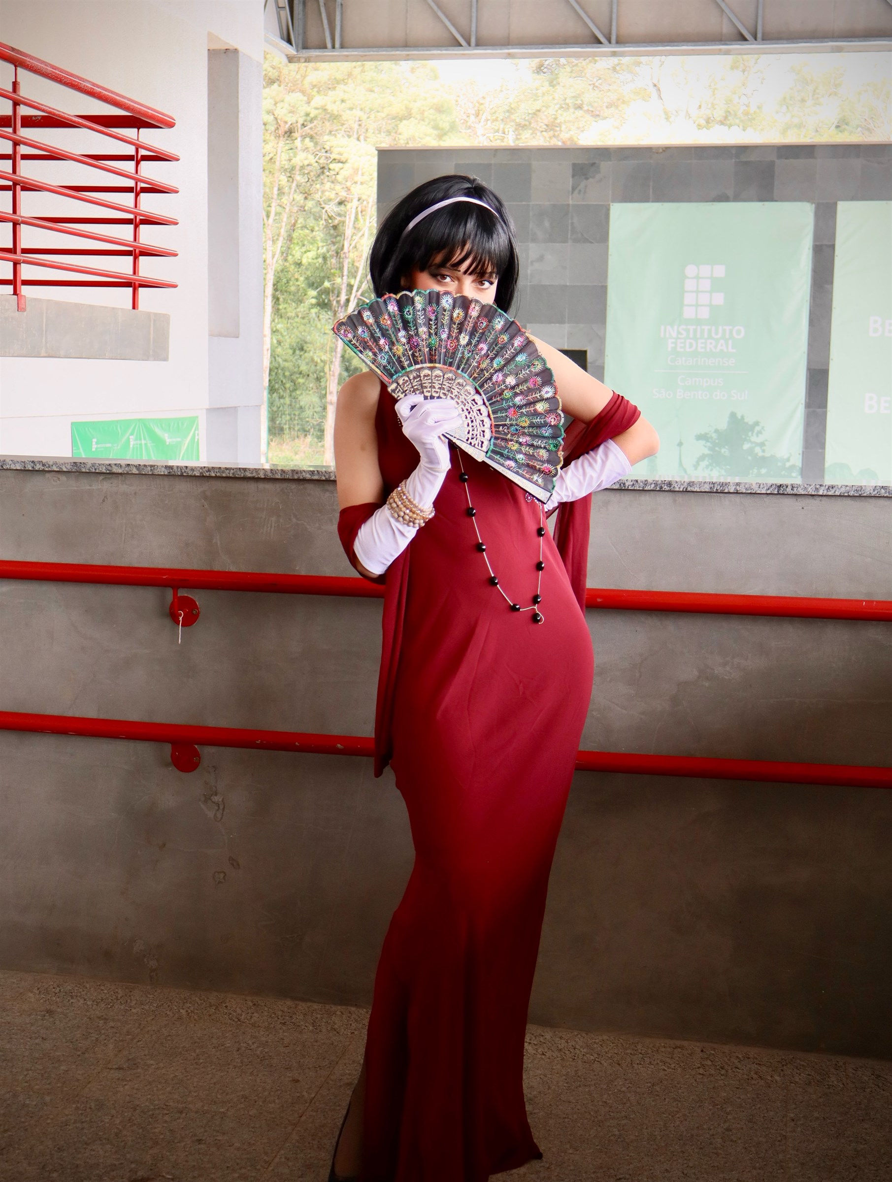 Retrato teatral em vestido vermelho fotografado por Maria Helena — fotografia 6 de 11