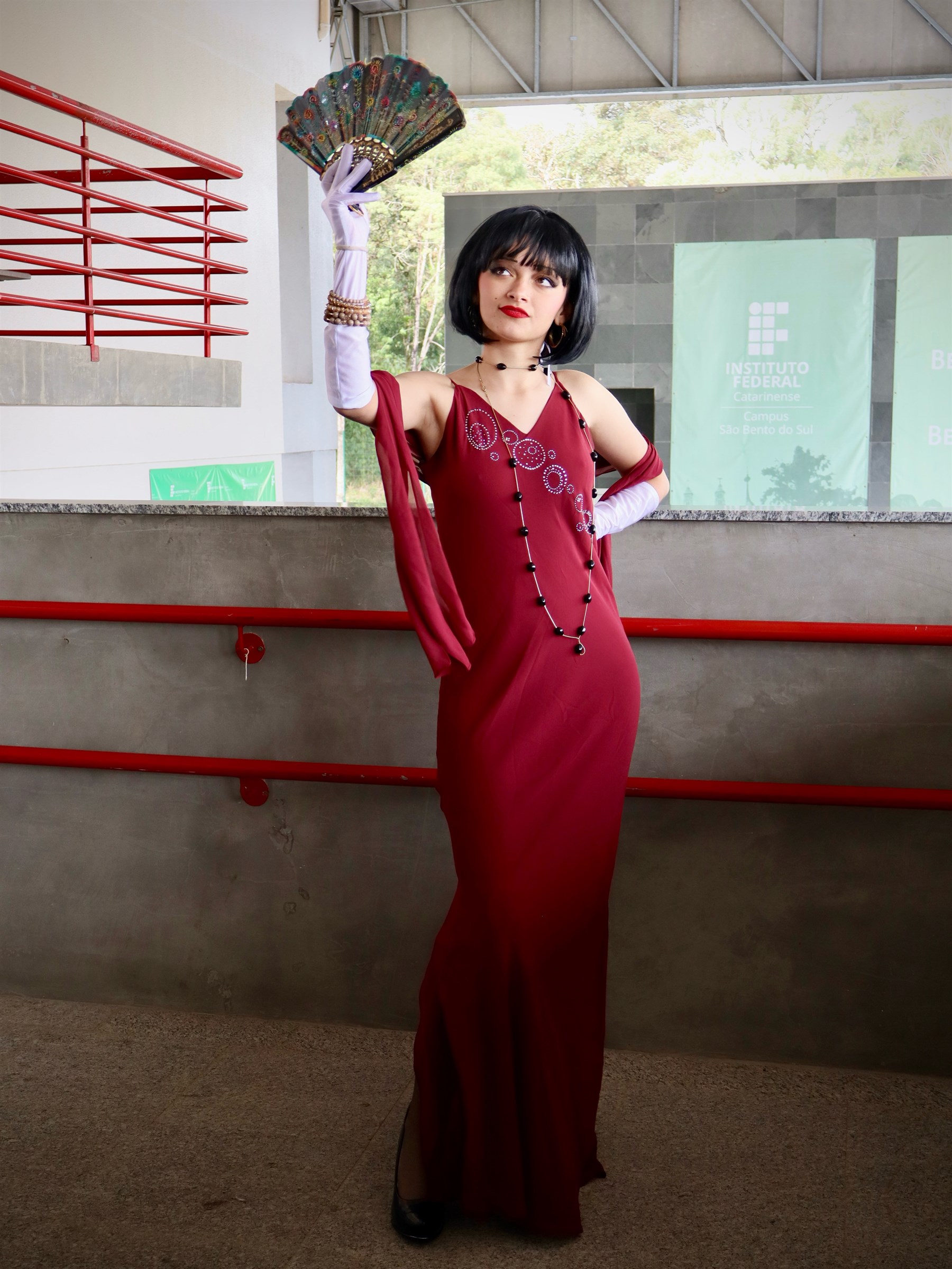 Retrato teatral em vestido vermelho fotografado por Maria Helena — fotografia 7 de 11