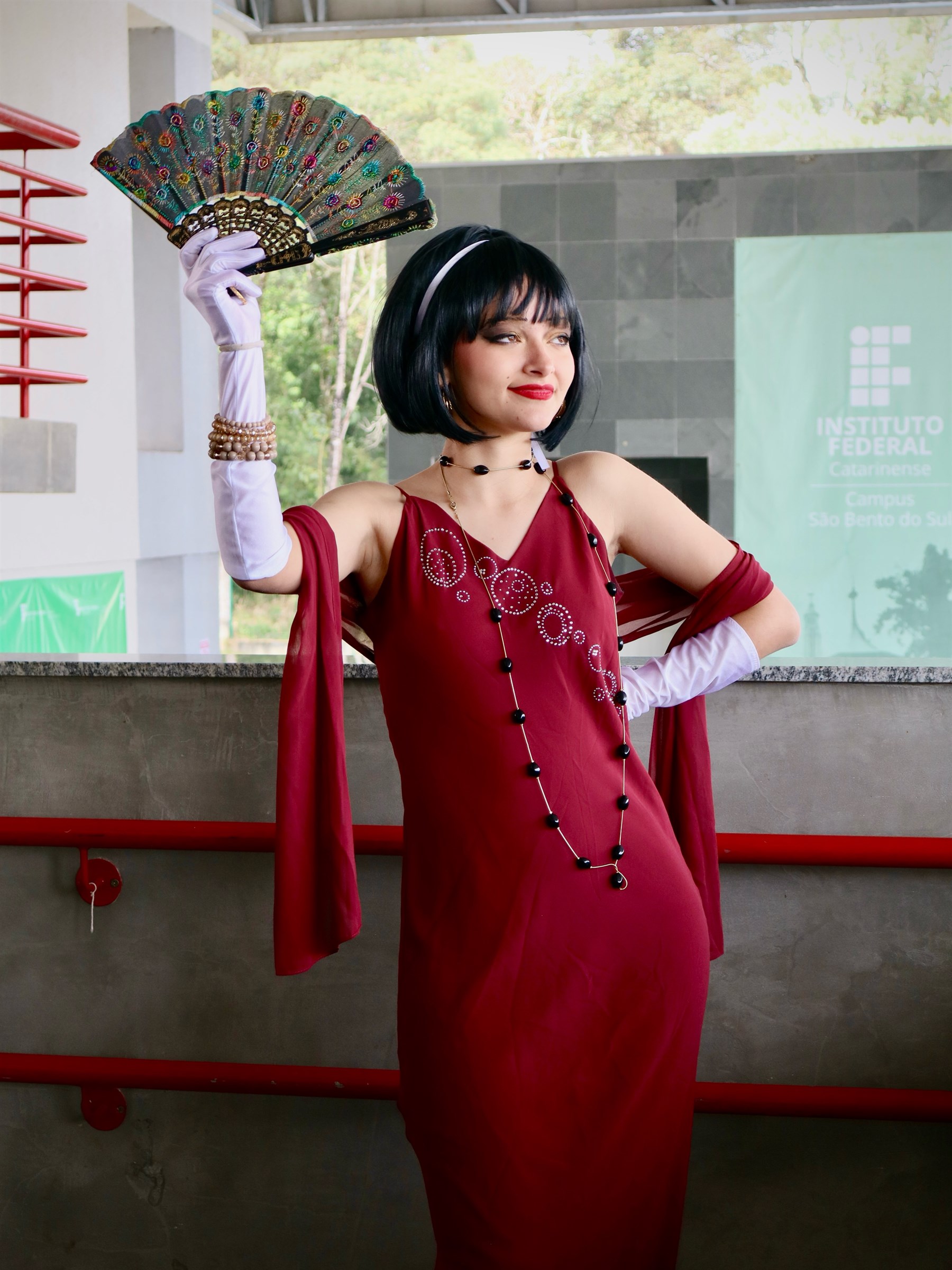 Retrato teatral em vestido vermelho fotografado por Maria Helena — fotografia 8 de 11