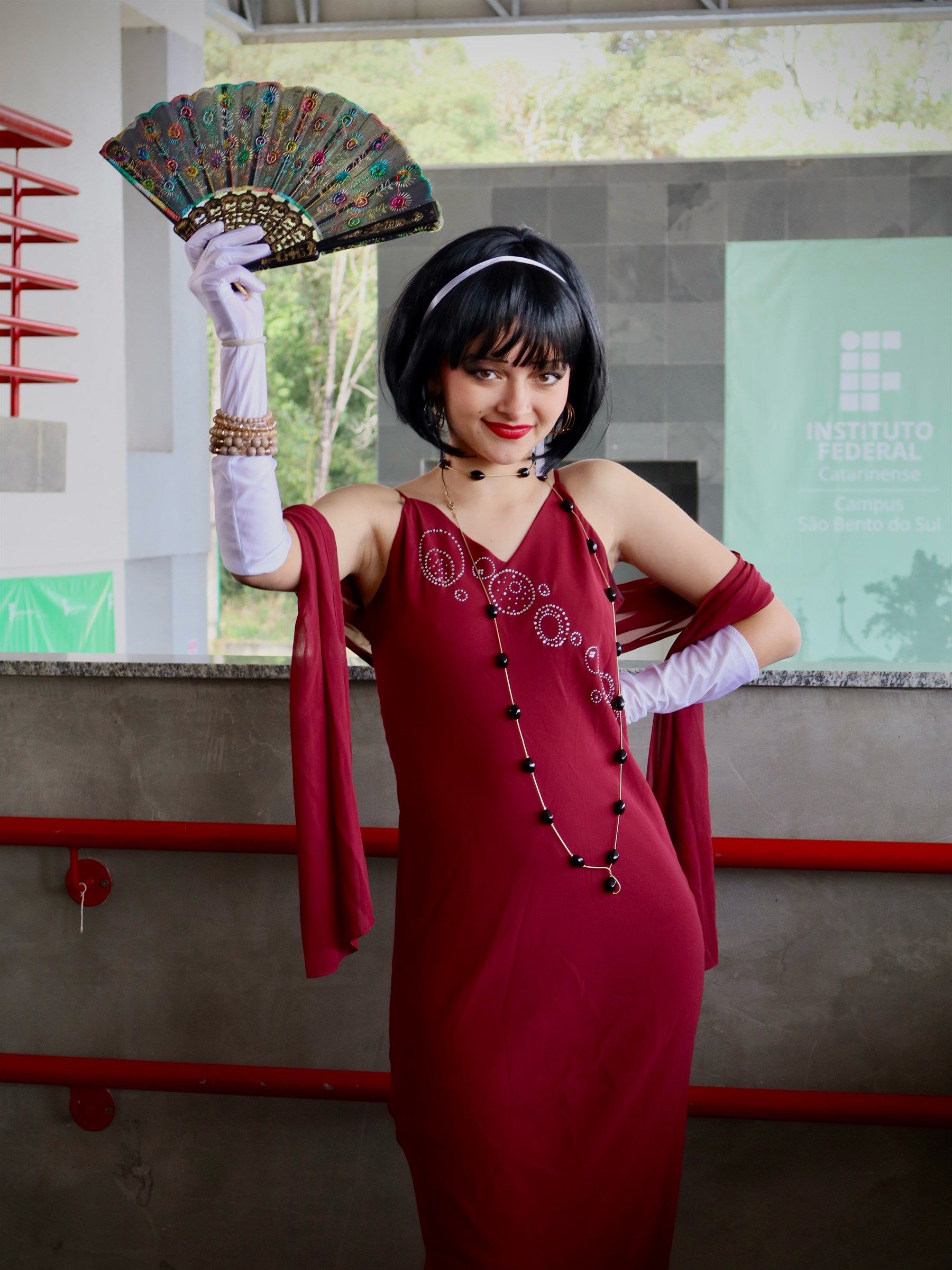 Retrato teatral em vestido vermelho fotografado por Maria Helena — fotografia 9 de 11