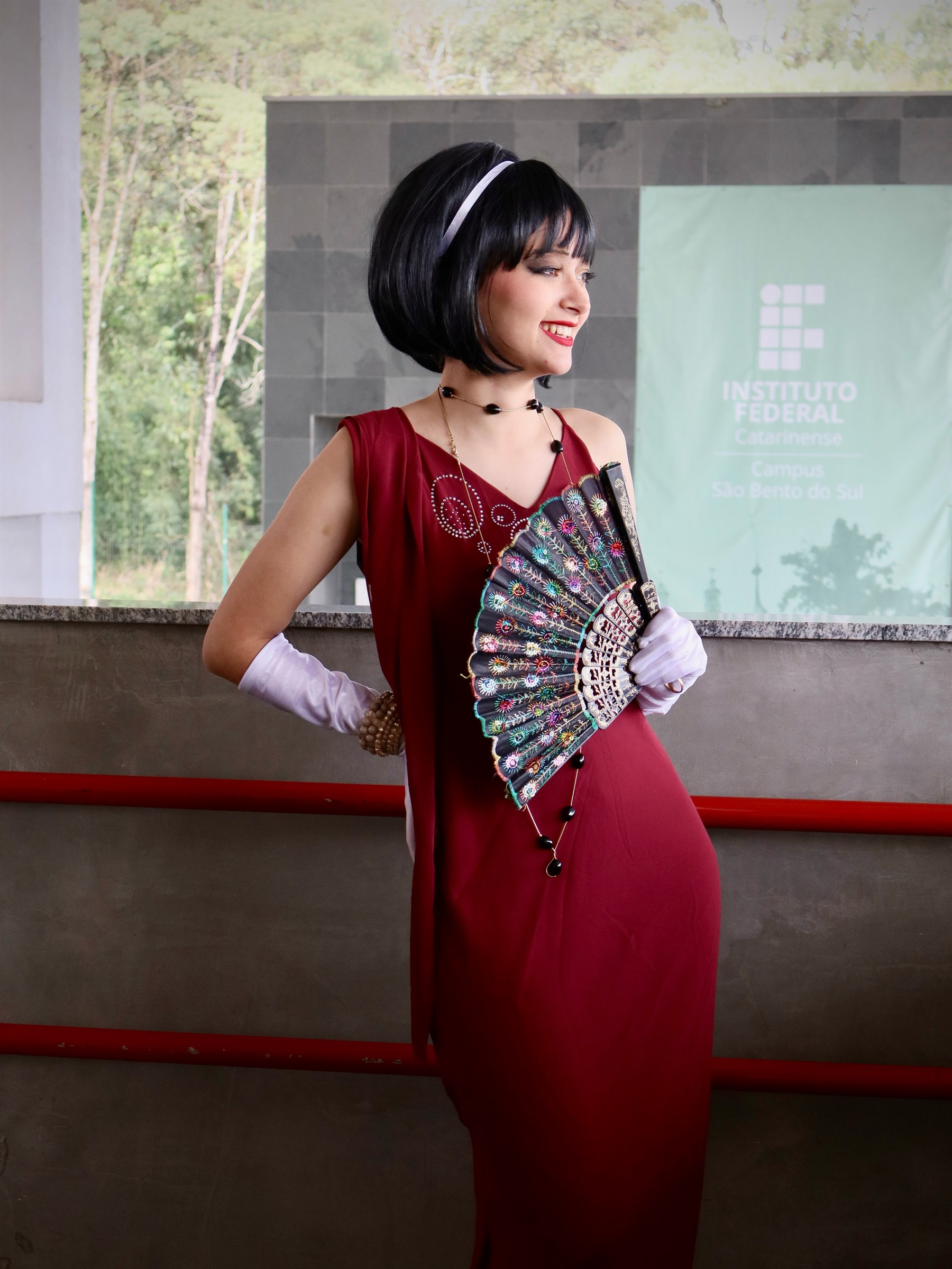 Retrato teatral em vestido vermelho fotografado por Maria Helena — fotografia 10 de 11
