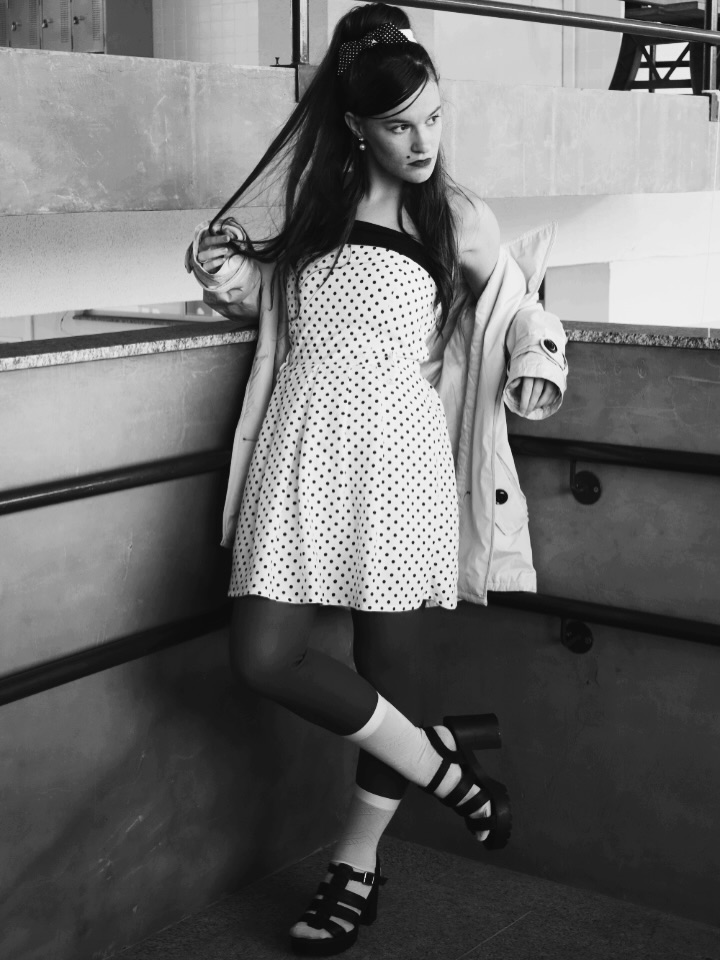 Ensaio retrô em vestido de poás fotografado por Maria Helena — fotografia 3 de 8