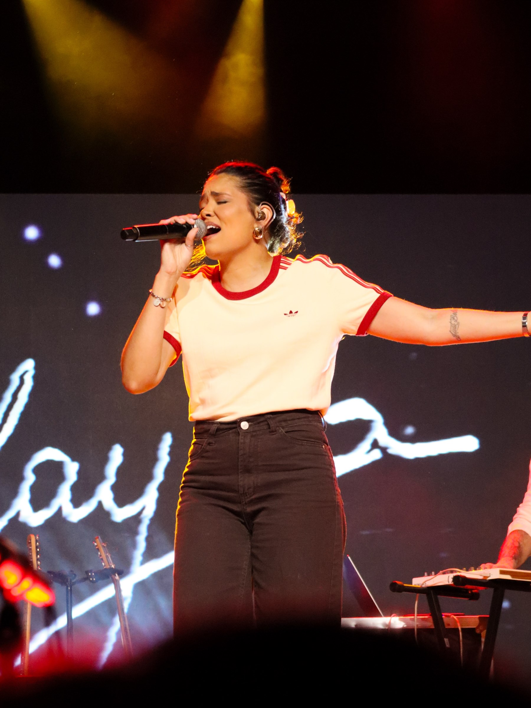 Cantora em apresentação ao vivo fotografada por Maria Helena — fotografia 1 de 7