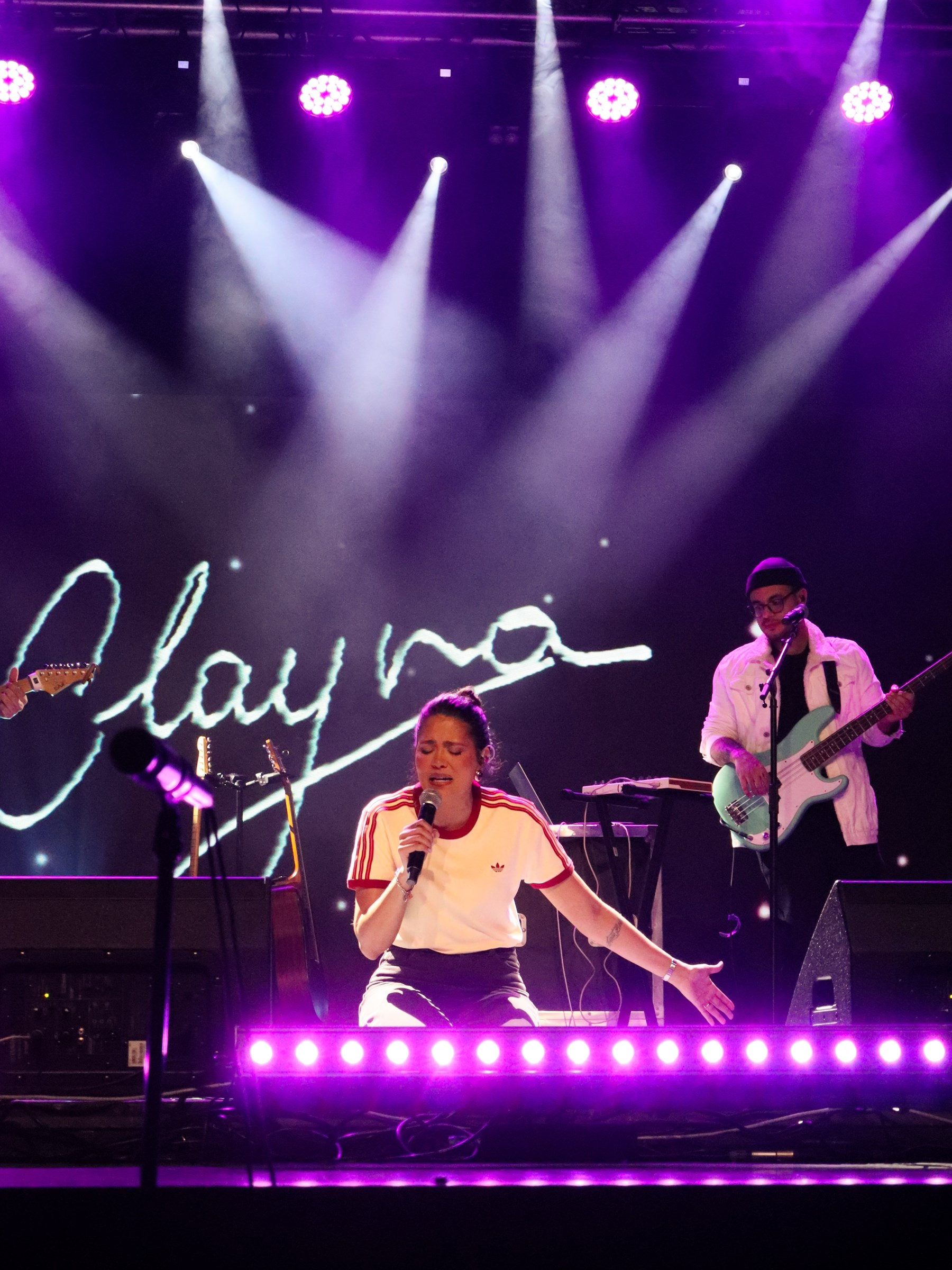 Cantora em apresentação ao vivo fotografada por Maria Helena — fotografia 3 de 7