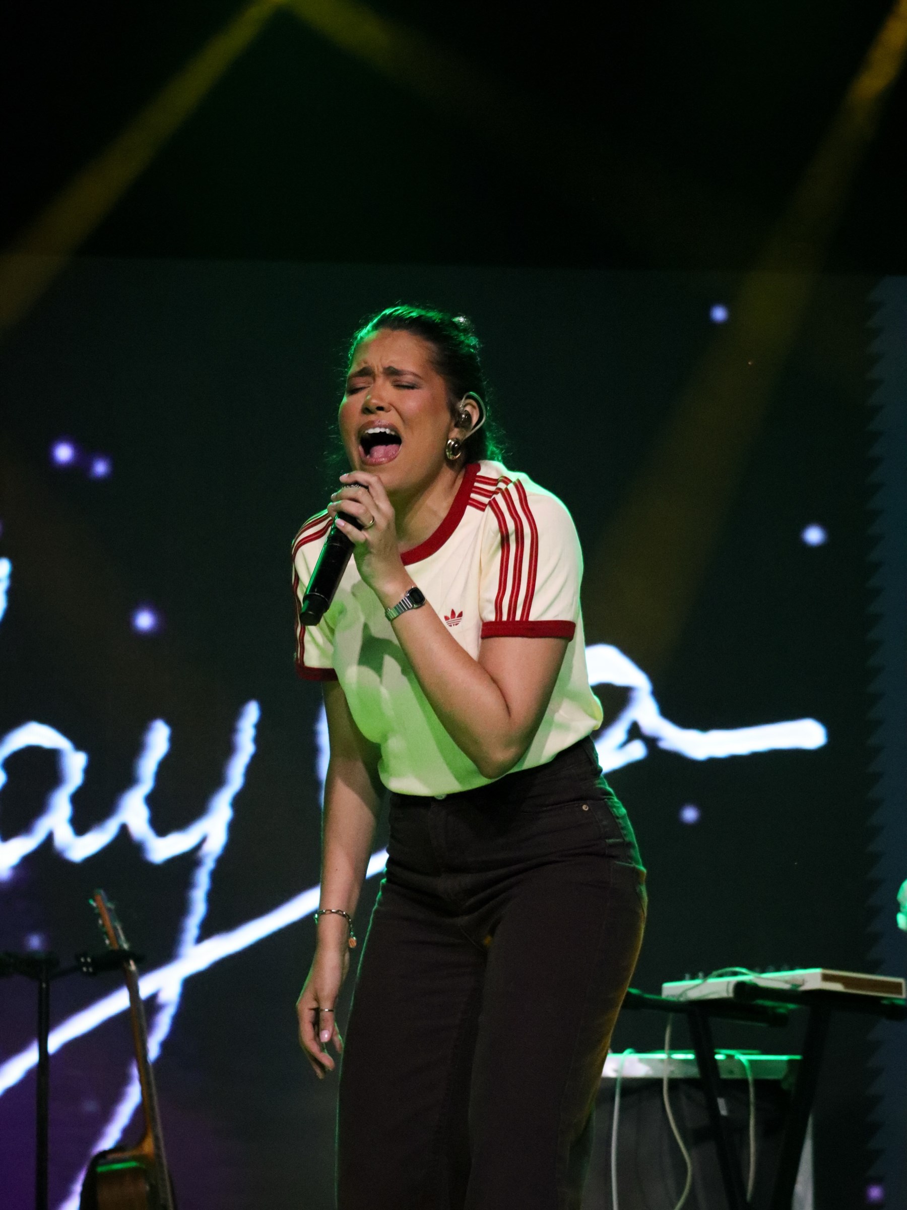 Cantora em apresentação ao vivo fotografada por Maria Helena — fotografia 5 de 7