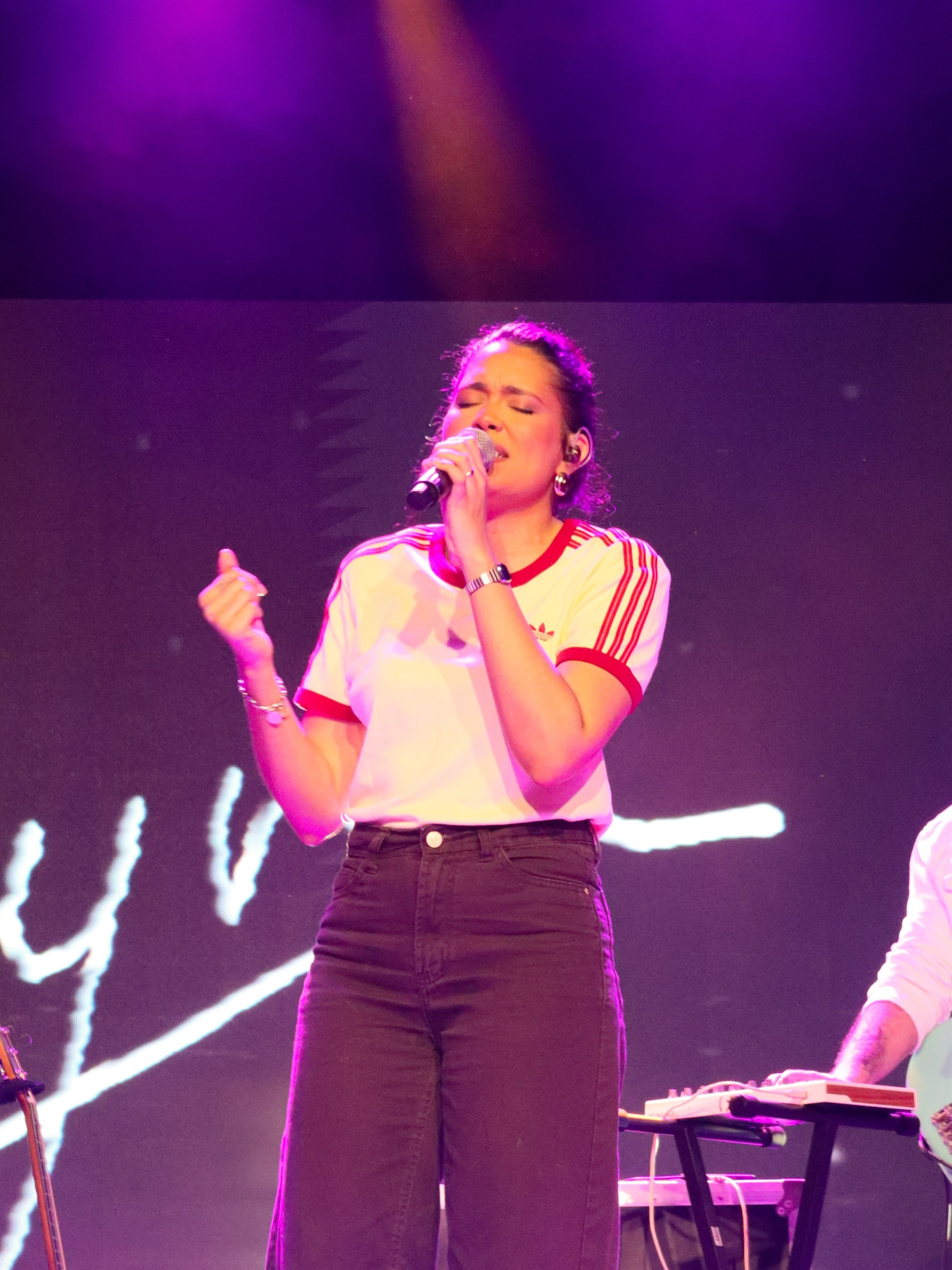 Cantora em apresentação ao vivo fotografada por Maria Helena — fotografia 6 de 7