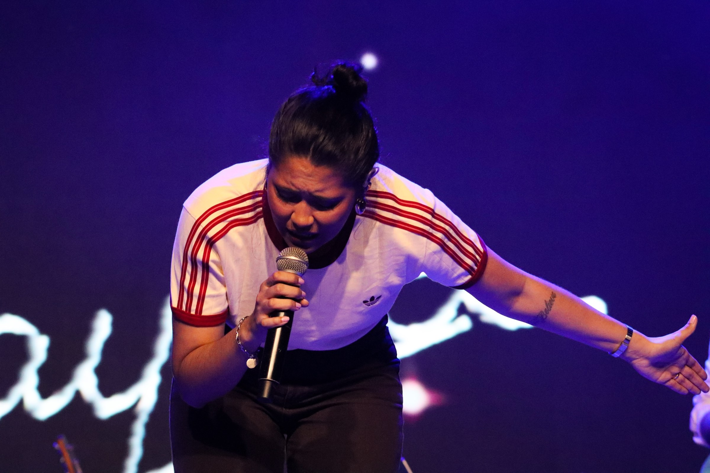 Cantora em apresentação ao vivo fotografada por Maria Helena — fotografia 7 de 7